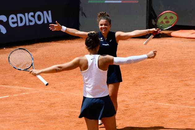 Foto IPP Cavaliere Emiliano. Roma 18 05 2025. Tennis Internazionali d Italia 2025. Nella foto: esultano Jasmine Paolini e Sara Errani. Italy Photo Press - World Copyright italy ITALY  Copyright: xR4924_italyphotopressx