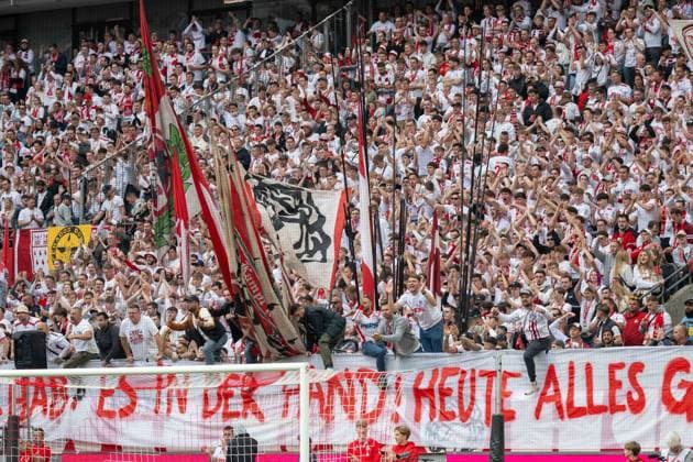 18 05 2025, Soccer 2 Bundesliga, Season 2024 2025, Matchday 34, 1 FC Koeln 1 FC Kaiserslautern at RheinEnergieStadion in Koeln The Koeln fans welcome their team Important notice According to the regulations of the DFL German Football League and the DFB German Football Association, it is prohibited to use or have used photographs taken in the stadium and or of the match in the form of sequential images and or video-like photo series Photo Kirchner Media Thomas Haesler Copyright: xKirchner-Media ThomasxHaeslerx
