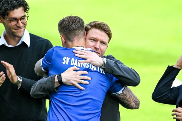 Tobias Kempe SV Darmstadt 98, 11 is bid farewell by Paul Fernie SV Darmstadt 98, Sports Director, GER, SV Darmstadt 98 vs SSV Jahn Regensburg, 2 Bundesliga, Football, Matchday 34, Season 2024 2025, 18 05 2025 DFL REGULATIONS PROHIBIT ANY USE OF PHOTOGRAPHS as IMAGE SEQUENCES and or QUASI VIDEO GER, SV Darmstadt 98 vs SSV Jahn Regensburg, 2 Bundesliga, Football, Matchday 34, Season 2024 2025, 18 05 2025 Darmstadt Copyright: xEibner-Pressefoto FlorianxWiegandx EP_FWD