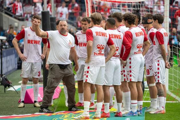 18 05 2025, Soccer 2 Bundesliga, Season 2024 2025, Matchday 34, 1 FC Koeln 1 FC Kaiserslautern at RheinEnergieStadion in Koeln The team of 1 FC Koeln is tuned into the match by a fan in front of the South Stand Important note According to the regulations of the DFL German Football League and the DFB German Football Association, it is prohibited, to utilize or have utilized photographs taken in the stadium and or of the match in the form of sequential images and or video-like photo series Foto Kirchner Media Thomas Haesler Copyright: xKirchner-Media ThomasxHaeslerx