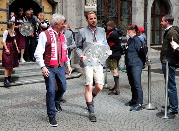 Football, men, Bundesliga, season 2024 2025, FC Bayern Munich, championship celebration, Rathausbalkon, Marienplatz Lord Mayor Dieter Reiter left with Harry Kane FC Bayern Munich right with the championship trophy