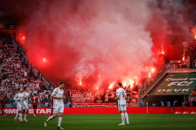 2 Football Bundesliga, 1 FC Köln 1 FC Kaiserslautern, 18 05 2025 Pyrotechnics in the Kaiserslautern curve 34 Matchday of the 2 Football Bundesliga, 2 Football Bundesliga, 1 FC Köln 1 FC Kaiserslautern on 18 05 2025 at the RheinEnergie Stadium in Cologne THE DFL REGULATIONS PROHIBIT ANY USE OF PHOTOS AS IMAGE SEQUENCES AND OR QUASI VIDEO Copyright: xBEAUTIFULxSPORTS AxelxKohringx