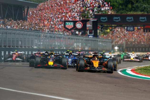 Start, 81 Oscar Piastri AUS, McLaren F1 Team , 1 Max Verstappen NLD, Oracle Red Bull Racing , F1 Grand Prix of Emilia Romagna at Autodromo Internazionale Enzo e Dino Ferrari on May 18, 2025 in Imola, Italy Photo by HOCH ZWEI Imola Italy
