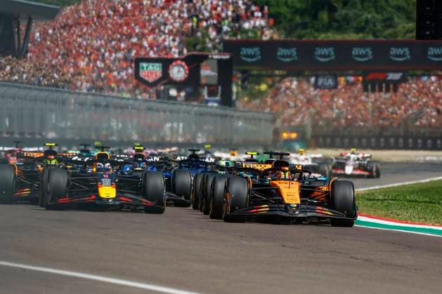 Start, 81 Oscar Piastri AUS, McLaren F1 Team , 1 Max Verstappen NLD, Oracle Red Bull Racing , F1 Grand Prix of Emilia Romagna at Autodromo Internazionale Enzo e Dino Ferrari on May 18, 2025 in Imola, Italy Photo by HOCH ZWEI Imola Italy