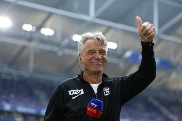 18 05 2025, xrekx, Fußball 2 Bundesliga, FC Schalke 04 SV Elversberg v l Horst Steffen Trainer SV 07 Elversberg bei SKY DFL DFB REGULATIONS PROHIBIT ANY USE OF PHOTOGRAPHS as IMAGE SEQUENCES and or QUASI VIDEO Gelsenkirchen