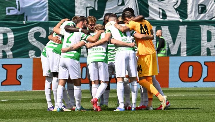 18 05 2025 Soccer Season 2024 2025 2 Soccer Bundesliga 34 Matchday SpVgg Greuther Fürth Kleeblatt Hamburger HSV Hamburg HSV Sportfoto Zink xwoxzix DFL regulations prohibit any use of photographs as image sequences and or quasi video only for editorial use Teamkreis Mannschaft Team Fürth