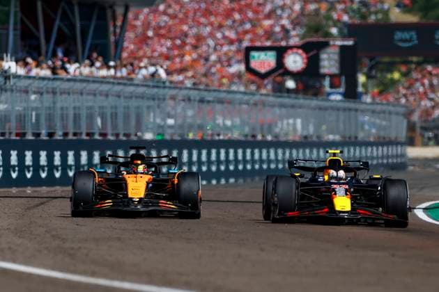 F1 - EMILIA ROMAGNA GRAND PRIX 2025 81 PIASTRI Oscar (aus), McLaren F1 Team MCL39, action 22 TSUNODA Yuki (jap), Red Bull Racing RB21, action during the Formula 1 AWS Gran Premio del Made in Italy e Dell™Emilia-Romagna 2025, Emilia Romagna Grand Prix 2025, 7th round of the 2025 FIA Formula One World Championship, WM, Weltmeisterschaft from May 16 to 18, 2025 on the Autodromo Internazionale Enzo e Dino Ferrari, in Imola, Italy - ImolaItaly Copyright: xJavierxJimenezx