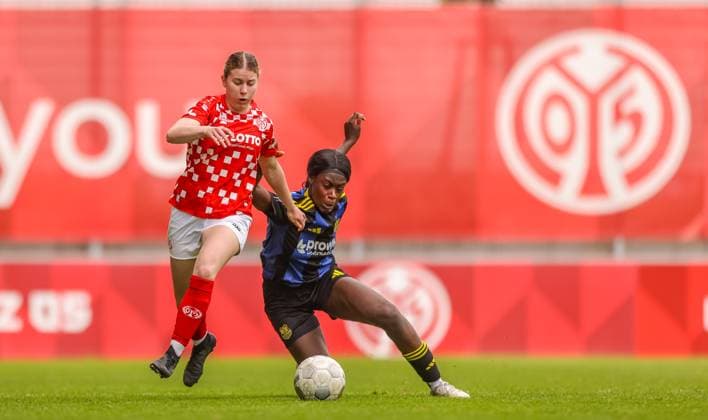 GER, Mainz, FSV Mainz 05 vs 1 FC Saarbrücken, Regionalliga, Fußball, DFB, Spielzeit 2024 2025, Bruchwegstadion, 21 Spieltag, im Bild v l Jule Stendebach FSV Mainz 05 , Chelsea Agyei FC Saarbrücken 13 DFB DFL REGULATIONS PROHIBIT ANY USE OF PHOTOGRAPHS AS IMAGE SEQUENCES AND OR QUASI VIDEO, 17 05 2025, Copyright: HMBxMedia HendrikxHamelau