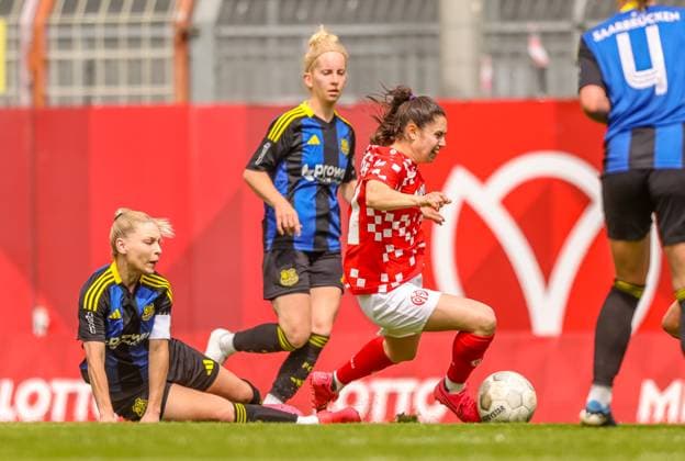 GER, Mainz, FSV Mainz 05 vs 1 FC Saarbrücken, Regionalliga, Fußball, DFB, Spielzeit 2024 2025, Bruchwegstadion, 21 Spieltag, im Bild v l Madita Schmitt FC Saarbrücken 15 , Vital Kats FSV Mainz 05 30 DFB DFL REGULATIONS PROHIBIT ANY USE OF PHOTOGRAPHS AS IMAGE SEQUENCES AND OR QUASI VIDEO, 17 05 2025, Copyright: HMBxMedia HendrikxHamelau