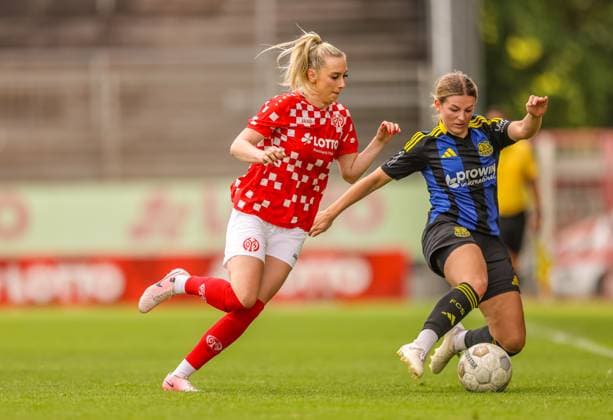 GER, Mainz, FSV Mainz 05 vs 1 FC Saarbrücken, Regionalliga, Fußball, DFB, Spielzeit 2024 2025, Bruchwegstadion, 21 Spieltag, im Bild v l Chiara Bouziane FSV Mainz 05 10 , Laura Eicher FC Saarbrücken 26 DFB DFL REGULATIONS PROHIBIT ANY USE OF PHOTOGRAPHS AS IMAGE SEQUENCES AND OR QUASI VIDEO, 17 05 2025, Copyright: HMBxMedia HendrikxHamelau