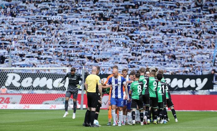 Welcoming the teams before the start of the match Sport Football Soccer DFL 2 Bundesliga Men 34 Matchday Season 2024 2025 18 05 2025 Hertha BSC Berlin vs Hannover 96 DFL regulations prohibit any use of photographs as image sequences and or quasi video