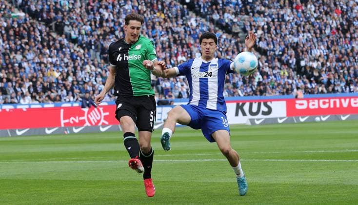 Phil Neumann, Ibrahim Maza duel match scene action sport soccer soccer DFL 2 Bundesliga men 34 matchday season 2024 2025 18 05 2025 Hertha BSC Berlin vs Hannover 96 DFL regulations prohibit any use of photographs as image sequences and or quasi video