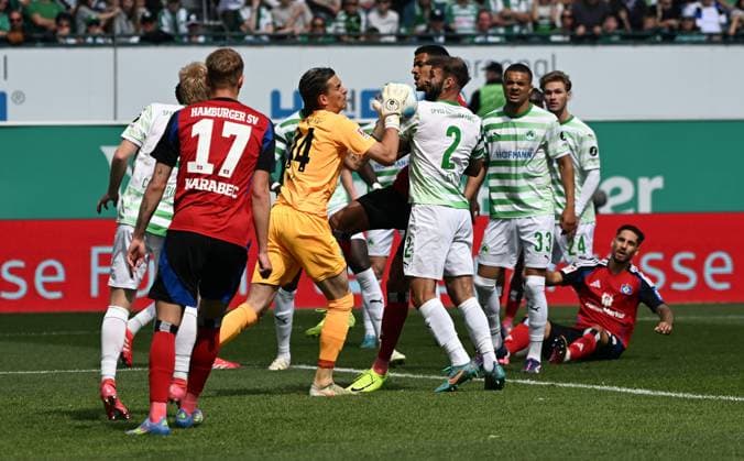 18 05 2025, xjhx, Soccer 2 Bundesliga, Spvgg Greuther Fuerth Hamburger SV v l Nahuel Noll Spvgg Greuther Fuerth DFL DFB REGULATIONS PROHIBIT ANY USE OF PHOTOGRAPHS as IMAGE SEQUENCES and or QUASI VIDEO Fuerth