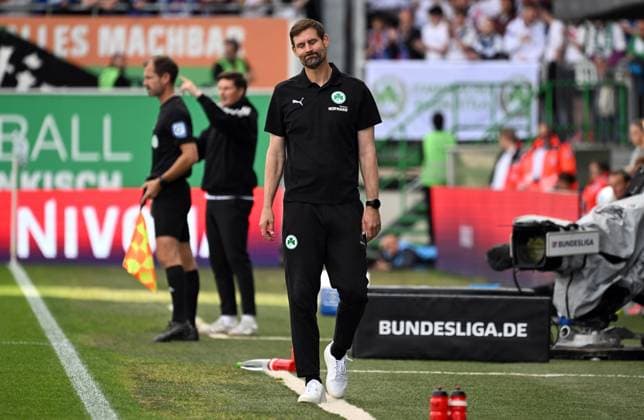 18 05 2025, xjhx, Fußball 2 Bundesliga, Spvgg Greuther Fuerth Hamburger SV v l Trainer Thomas Kleine Spvgg Greuther Fuerth DFL DFB REGULATIONS PROHIBIT ANY USE OF PHOTOGRAPHS as IMAGE SEQUENCES and or QUASI VIDEO Fuerth