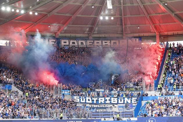 18 05 2025, xhettx, Fußball 2 Bundesliga, Karlsruher SC SC Paderborn 07 v l Pyro im Gästeblock DFL DFB REGULATIONS PROHIBIT ANY USE OF PHOTOGRAPHS as IMAGE SEQUENCES and or QUASI VIDEO