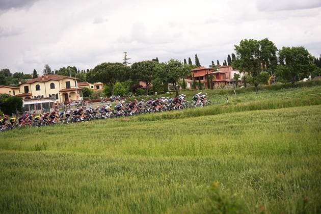 The pack during the stage 9 of the Giro d™Italia from Gubbio to Siena, Italy - Sunday, May 18, 2025. - cycling.  Copyright: xMarcoxAlpozzi LaPressex