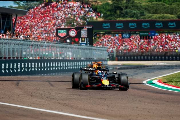 Formula 1 AWS Gran Premio del Made in Italy e dell Emilia-Romagna Alexis Perrin OVERTAKE MAXPPP - Imola 18 05 2025 01 VERSTAPPEN Max (nld), Red Bull Racing, action 81 PIASTRI Oscar (aus), McLaren F1 Team, action during the Formula 1 AWS Gran Premio del Made in Italy e dell Emilia-Romagna Grand Prix 2025, the 7th round of the 2025 FIA Formula 1 World Championship, WM, Weltmeisterschaft on the Autodromo Internazionale Enzo e Dino Ferrari from May 15 to 18, 2025, in Imola, Italy Imola Italy Copyright: xOVERTAKE MAXPPPxAlexisxPerrinx OVT202505186170 OVT202505186170