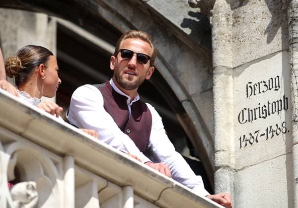 Football, men, Bundesliga, 2024 2025 season, FC Bayern Munich, championship celebration, Rathausbalkon, Marienplatz Harry Kane FC Bayern Munich enjoys the view from the Rathausbalkon