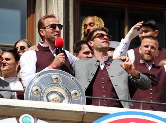 Football, men, Bundesliga, season 2024 2025, FC Bayern Munich, championship celebration, Rathausbalkon, Marienplatz Harry Kane FC Bayern Munich left with Thomas Müller, Mueller FC Bayern Munich right singing together on the Rathausbalkon