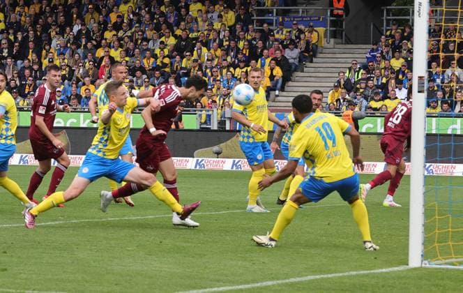 18 05 2025 Soccer Season 2024 2025 2 Soccer Bundesliga 34 Matchday Eintracht Braunschweig BTSV EBS 1 FC Nürnberg FCN Club Sportfoto Zink DaMa xdaxmax DFL regulations prohibit any use of photographs as image sequences and or quasi video only for editorial use Goal Goal Shot to 0 1 Goalscorer Mahir Emreli 30, 1 FC Nürnberg FCN by header