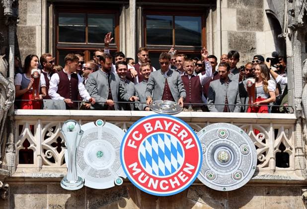 Football, men, Bundesliga, 2024 2025 season, FC Bayern Munich, championship celebration, Rathausbalkon, Marienplatz The FC Bayern Munich team on the Rathausbalkon