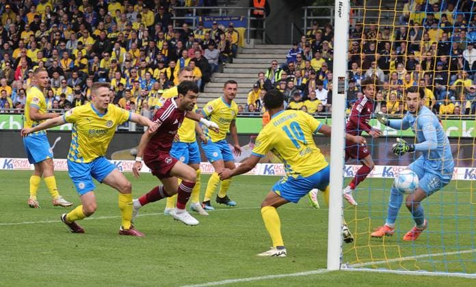 18 05 2025 Soccer Season 2024 2025 2 Soccer Bundesliga 34 Matchday Eintracht Braunschweig BTSV EBS 1 FC Nürnberg FCN Club Sportfoto Zink DaMa xdaxmax DFL regulations prohibit any use of photographs as image sequences and or quasi video only for editorial use Goal Goal Shot to 0 1 Goalscorer Mahir Emreli 30, 1 FC Nürnberg FCN by header