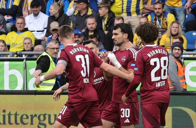 18 05 2025 Soccer Season 2024 2025 2 Soccer Bundesliga 34 Matchday Eintracht Braunschweig BTSV EBS 1 FC Nürnberg FCN Club Sportfoto Zink DaMa xdaxmax DFL regulations prohibit any use of photographs as image sequences and or quasi video only for editorial use Jubel Freude Torjubel nach Tor zum 0 1 Mahir Emreli 30, 1 FC Nürnberg FCN und Mannschaft Team jubelt freut sich Torschütze Mahir Emreli 30, 1 FC Nürnberg FCN