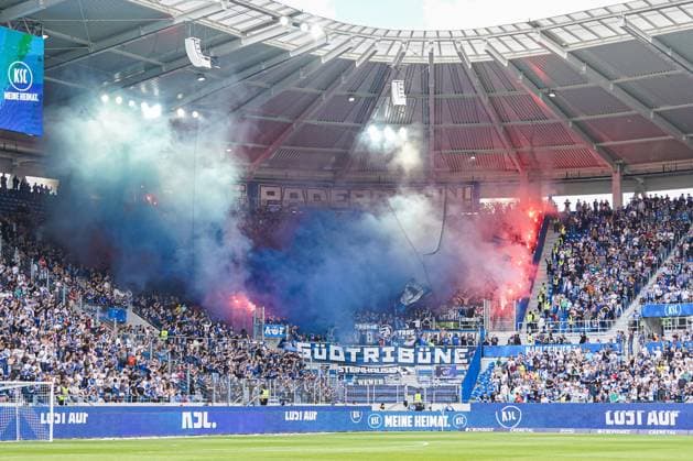 2 Fußball Bundesliga, Karlsruher SC SC Paderborn 07, 18 05 2025 Fanblock der Paderborner vor Anpfiff mit Bengalos 2 Fussball Bundesliga, Karlsruher SC SC Paderborn 07 BBBank Wildpark Karlsruhe, 18 05 2025 DFB DFL REGULATIONS PROHIBIT ANY USE OF PHOTOGRAPHS AS IMAGE SEQUENCES AND OR QUASI VIDEO Copyright: xBEAUTIFULxSPORTS Boscox