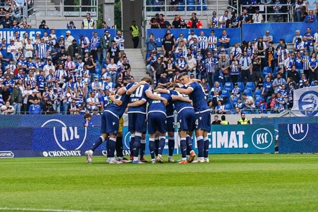 2 Soccer Bundesliga, Karlsruher SC SC Paderborn 07, 18 05 2025 KSC before the match in the team circle 2 Soccer Bundesliga, Karlsruher SC SC Paderborn 07 BBBank Wildpark Karlsruhe, 18 05 2025 DFB DFL REGULATIONS PROHIBIT ANY USE OF PHOTOGRAPHS AS IMAGE SEQUENCES AND OR QUASI VIDEO Copyright: xBEAUTIFULxSPORTS Boscox