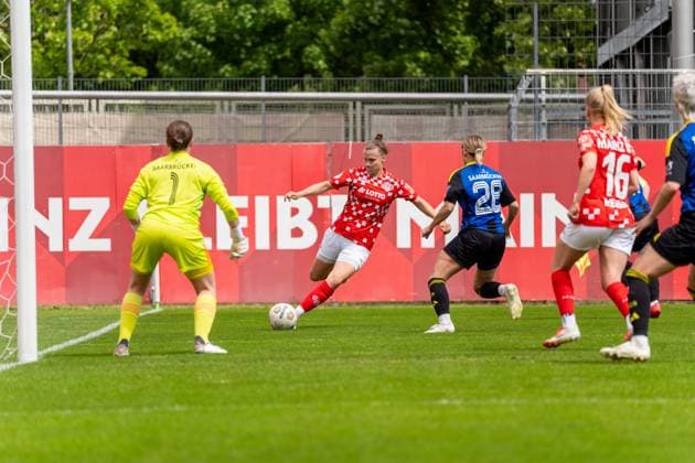 Game scene, offensive action, ball action Nadine Anstatt 1 FSV Mainz 05, 27 , GER, 1 FSV Mainz 05 vs 1 FC Saarbruecken, Frauen Regionalliga Suedwest, 21 Matchday, Season 2024 2025, 18 05 2025, DFB DFL REGULATIONS PROHIBIT ANY USE OF PHOTOGRAPHS AS IMAGE SEQUENCES AND OR QUASI VIDEO, GER, 1 FSV Mainz 05 vs 1 FC Saarbruecken, Frauen Regionalliga Suedwest, 21 Spieltag, Saison 2024 2025, 18 05 2025, Mainz Copyright: xEibner-Pressefoto Jan-NiclasxGrox EP_JGG
