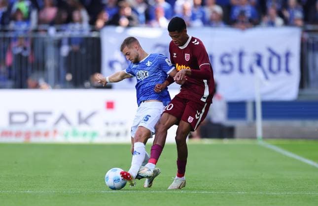 18 05 2025, xdcx, Soccer 2 Bundesliga, SV Darmstadt 98 SSV Jahn Regensburg, emonline, emspor, despor, v l , Fabian Nürnberger SV Darmstadt 98 , Noah Ganaus SSV Jahn Regensburg DFL DFB REGULATIONS PROHIBIT ANY USE OF PHOTOGRAPHS AS IMAGE SEQUENCES AND OR QUASI VIDEO Copyright: HMBxMedia Claus