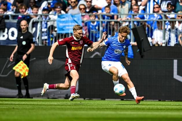 Tim Handwerker SSV Jahn Regensburg, 02 in duel with Luca Marseiler SV Darmstadt 98, 08 , GER, SV Darmstadt 98 vs SSV Jahn Regensburg, 2 Bundesliga, Soccer, Matchday 34, Season 2024 2025, 18 05 2025 DFL REGULATIONS PROHIBIT ANY USE OF PHOTOGRAPHS as IMAGE SEQUENCES and or QUASI VIDEO GER, SV Darmstadt 98 vs SSV Jahn Regensburg, 2 Bundesliga, Football, Matchday 34, Season 2024 2025, 18 05 2025 Darmstadt Copyright: xEibner-Pressefoto FlorianxWiegandx EP_FWD
