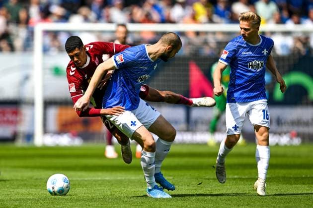 Noah Ganaus SSV Jahn Regensburg, 20 in duel with Aleksandar Vukotic SV Darmstadt 98, 20 , GER, SV Darmstadt 98 vs SSV Jahn Regensburg, 2 Bundesliga, Soccer, Matchday 34, Season 2024 2025, 18 05 2025 DFL REGULATIONS PROHIBIT ANY USE OF PHOTOGRAPHS as IMAGE SEQUENCES and or QUASI VIDEO GER, SV Darmstadt 98 vs SSV Jahn Regensburg, 2 Bundesliga, Football, Matchday 34, Season 2024 2025, 18 05 2025 Darmstadt Copyright: xEibner-Pressefoto FlorianxWiegandx EP_FWD