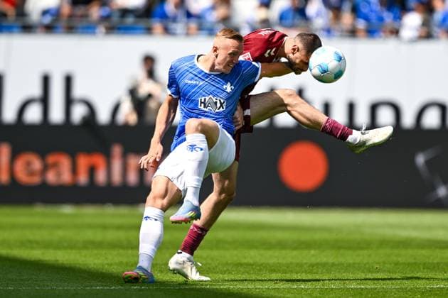 Isac Lidberg SV Darmstadt 98, 07 in duel with Rasim Bulic SSV Jahn Regensburg, 05 , GER, SV Darmstadt 98 vs SSV Jahn Regensburg, 2 Bundesliga, Soccer, Matchday 34, Season 2024 2025, 18 05 2025 DFL REGULATIONS PROHIBIT ANY USE OF PHOTOGRAPHS as IMAGE SEQUENCES and or QUASI VIDEO GER, SV Darmstadt 98 vs SSV Jahn Regensburg, 2 Bundesliga, Football, Matchday 34, Season 2024 2025, 18 05 2025 Darmstadt Copyright: xEibner-Pressefoto FlorianxWiegandx EP_FWD