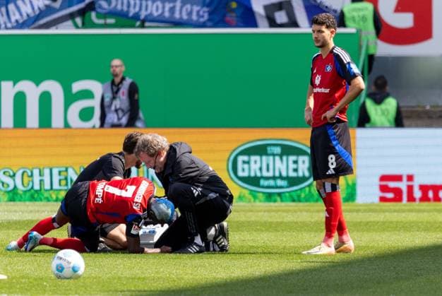 Injury break for Jean Luc Dompe 7 Hamburger SV , Spvgg Greuther Fuerth vs Hamburger SV Football, 2 Bundesliga, DFL, Saison 2024 2025, Rueckrunde, 34 Spieltag, 18 05 2025 DFB regulations prohibit any use of photographs as image sequences and or quasi video Copyright: xkolbert-press MartinxAgüerax