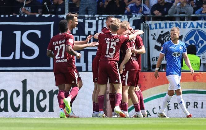 18 05 2025, xdcx, Fußball 2 Bundesliga, SV Darmstadt 98 SSV Jahn Regensburg, emonline, emspor, despor, v l , Torjubel zum 0 1 durch Leopold Wurm SSV Jahn Regensburg , Goal celebration, celebrate the goal DFL DFB REGULATIONS PROHIBIT ANY USE OF PHOTOGRAPHS AS IMAGE SEQUENCES AND OR QUASI VIDEO Copyright: HMBxMedia Claus