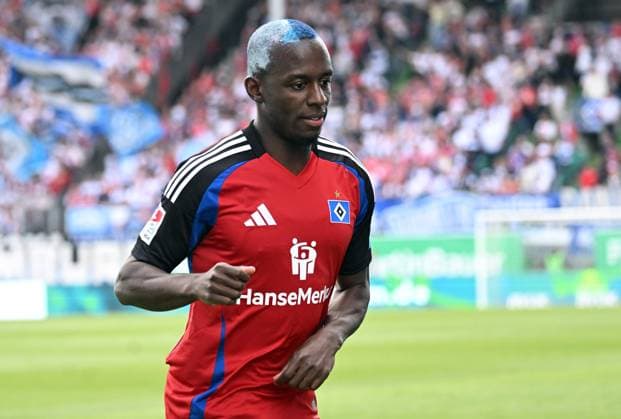 18 05 2025, xjhx, Soccer 2 Bundesliga, Spvgg Greuther Fuerth Hamburger SV v l Jean Luc Dompe Hamburger SV DFL DFB REGULATIONS PROHIBIT ANY USE OF PHOTOGRAPHS as IMAGE SEQUENCES and or QUASI VIDEO Fuerth