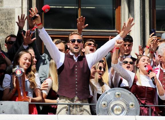 Football, men, Bundesliga, 2024 2025 season, FC Bayern Munich, championship celebration, Rathausbalkon, Marienplatz Harry Kane FC Bayern Munich stretches both arms upwards, cheering, celebrating