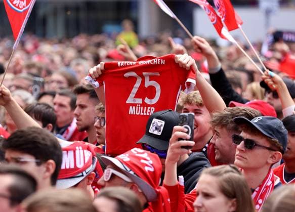 Football, men, Bundesliga, 2024 2025 season, FC Bayern Munich, championship celebration, Rathausbalkon, Marienplatz A fan holds up a jersey of Thomas Müller, Mueller FC Bayern Munich