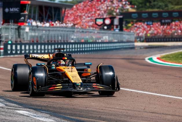 Formula 1 AWS Gran Premio del Made in Italy e dell Emilia-Romagna Alexis Perrin OVERTAKE MAXPPP - Imola 18 05 2025 81 PIASTRI Oscar (aus), McLaren F1 Team, action during the Formula 1 AWS Gran Premio del Made in Italy e dell Emilia-Romagna Grand Prix 2025, the 7th round of the 2025 FIA Formula 1 World Championship, WM, Weltmeisterschaft on the Autodromo Internazionale Enzo e Dino Ferrari from May 15 to 18, 2025, in Imola, Italy Imola Italy  Copyright: xOVERTAKE MAXPPPxAlexisxPerrinx OVT202505186180 OVT202505186180