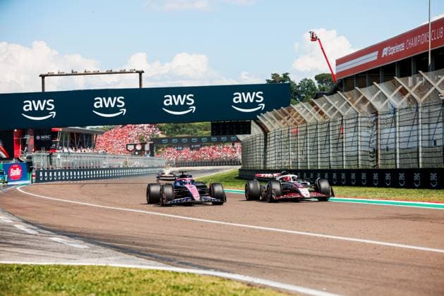 Formula 1 AWS Gran Premio del Made in Italy e dell Emilia-Romagna Alexis Perrin OVERTAKE MAXPPP - Imola 18 05 2025 10 GASLY Pierre (fra), Alpine F1 Team, action 31 OCON Esteban (fra), Haas F1 Team, action during the Formula 1 AWS Gran Premio del Made in Italy e dell Emilia-Romagna Grand Prix 2025, the 7th round of the 2025 FIA Formula 1 World Championship, WM, Weltmeisterschaft on the Autodromo Internazionale Enzo e Dino Ferrari from May 15 to 18, 2025, in Imola, Italy Imola Italy Copyright: xOVERTAKE MAXPPPxAlexisxPerrinx OVT202505186184 OVT202505186184