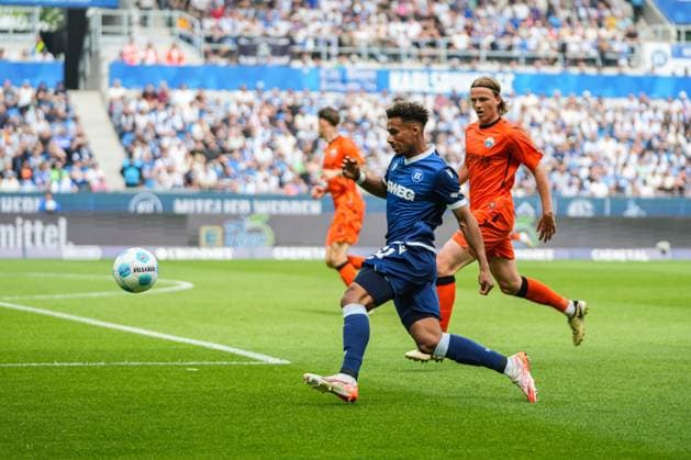 2 Soccer Bundesliga, Karlsruher SC SC Paderborn 07, 18 05 2025 Duel between Bambasé Conté Karlsruher SC 31 and Felix Götze SC Paderborn 20 2 Soccer Bundesliga, Karlsruher SC SC Paderborn 07 BBBank Wildpark Karlsruhe, 18 05 2025 DFB DFL REGULATIONS PROHIBIT ANY USE OF PHOTOGRAPHS AS IMAGE SEQUENCES AND OR QUASI VIDEO Copyright: xBEAUTIFULxSPORTS Boscox