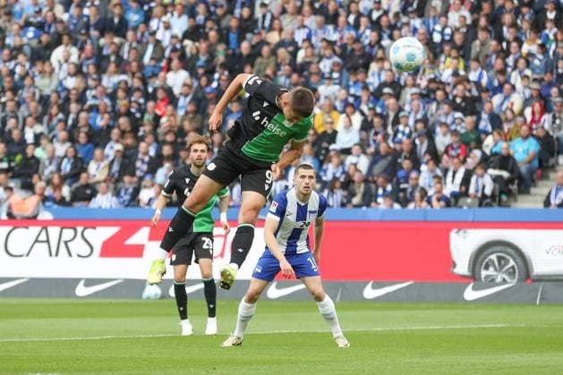18 05 2025, xtgx, Fussball 2 Bundesliga, Hertha BSC Berlin Hannover 96 emspor, v l Nicolo Tresoldi Hannover, 9 schiesst Tor, schießt, Torschuetze, erzielt Tor, Treffer, scores the goal 0 1 Kopfball DFL DFB REGULATIONS PROHIBIT ANY USE OF PHOTOGRAPHS as IMAGE SEQUENCES and or QUASI VIDEO Berlin