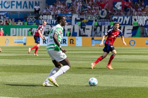 Joshua Quarshie 15 Spvgg Greuther Fuerth , Spvgg Greuther Fuerth vs Hamburger SV Football, 2 Bundesliga, DFL, Saison 2024 2025, Rueckrunde, 34 Spieltag, 18 05 2025 DFB regulations prohibit any use of photographs as image sequences and or quasi video Copyright: xkolbert-press MartinxAgüerax