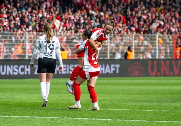 Soccer, Women, Season 2024 2025, 2 Women Bundesliga 26 Matchday , 1 FC Union Berlin FSV Gütersloh, f l Ronja Leubner Gütersloh , Lisa Heiseler 1 FC Union , Korina Janez 1 FC Union , Cheering after final whistle, 18 05 2025, Copyright: xMatthiasxKochx
