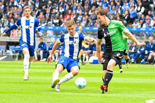 Soccer 2 Bundesliga, Hertha BSC Berlin Hannover 96 18 05 2025, xdanx, Soccer 2 Bundesliga, Hertha BSC Berlin Hannover 96 emspor, v l Florian Niederlechner Hertha BSC ,Phil Neumann Hannover 96 ,Zweikampf, Duell, Kampf, tackle DFL DFB REGULATIONS PROHIBIT ANY USE OF PHOTOGRAPHS as IMAGE SEQUENCES and or QUASI VIDEO Daniel Lakomski Mix1 Berlin Olympiastadion Berlin Germany DEU Copyright: xDanielxLakomskix