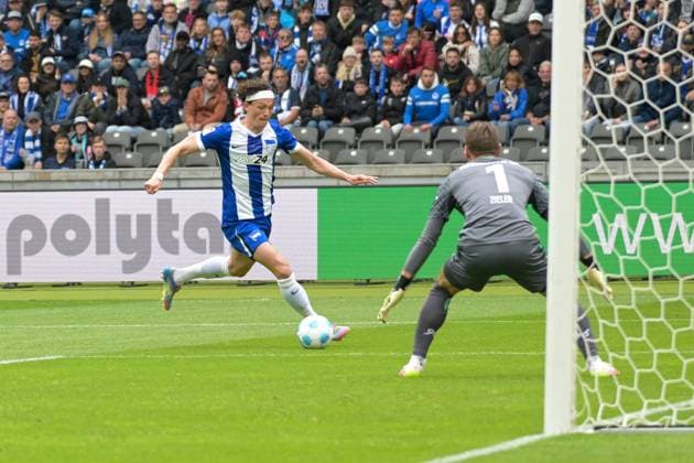 Soccer 2 Bundesliga, Hertha BSC Berlin Hannover 96 18 05 2025, xdanx, Soccer 2 Bundesliga, Hertha BSC Berlin Hannover 96 emspor, v l Fabian Reese Hertha BSC ,Ron Robert Zieler Hannover 96 , Attack on Goal DFL DFB REGULATIONS PROHIBIT ANY USE OF PHOTOGRAPHS as IMAGE SEQUENCES and or QUASI VIDEO Daniel Lakomski Mix1 Berlin Olympiastadion Berlin Germany DEU Copyright: xDanielxLakomskix