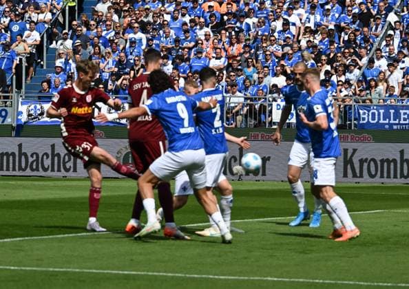 18 05 2025, xsltx, Soccer 2 Bundesliga, SV Darmstadt 98 Jahn Regensburg v l Leopold Wurm SSV Jahn Regensburg scores to 1 0 for Regensburg DFL DFB REGULATIONS PROHIBIT ANY USE OF PHOTOGRAPHS as IMAGE SEQUENCES and or QUASI VIDEO