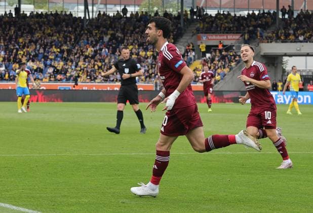 18 05 2025 Soccer Season 2024 2025 2 Soccer Bundesliga 34 Matchday Eintracht Braunschweig BTSV EBS 1 FC Nürnberg FCN Club Sportfoto Zink DaMa xdaxmax DFL regulations prohibit any use of photographs as image sequences and or quasi video only for editorial use Jubel Freude Torjubel nach Tor zum 0 2 Mahir Emreli 30, 1 FC Nürnberg FCN jubelt freut sich Torschütze Mahir Emreli 30, 1 FC Nürnberg FCN