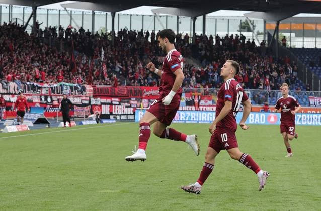 18 05 2025 Soccer season 2024 2025 2 Soccer Bundesliga 34 Matchday Eintracht Braunschweig BTSV EBS 1 FC Nürnberg FCN Club Sportfoto Zink DaMa xdaxmax DFL regulations prohibit any use of photographs as image sequences and or quasi video only for editorial use Jubel Freude Torjubel nach Tor zum 0 2 Mahir Emreli 30, 1 FC Nürnberg FCN Julian Justvan 10, 1 FC Nürnberg FCN jubelt freut sich Torschütze Mahir Emreli 30, 1 FC Nürnberg FCN